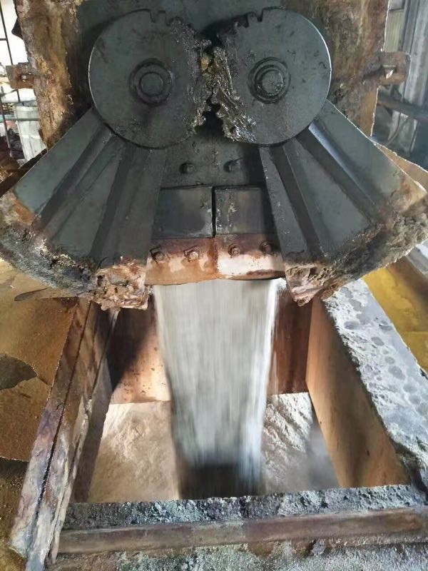 重慶鋼廠電液動(dòng)鄂式閘門(mén)